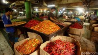 Dilansir dari CNBC Indonesia, mengutip Pusat Informasi Harga Pangan Strategis (PIHPS) Nasional, belum nampak tanda-tanda penurunan harga pada cabai merah keriting dan cabai merah besar, sebulan pascalebaran.