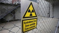 Lucens Reactor adalah stasiun eksperimental pertama di Swiss dan dibuka pada tahun 1968. Tak berselang lama dari waktu pembukaannya, stasiun itu meledak akibat tabung tekanan yang terkorosi pecah dan menyebabkan kegagalan fungsi serta ledakan reaktor. Berkat kondisinya yang berada di bawah tanah, diketahui tak ada korban luka akibat kecelakaan tersebut. Istimewa/File/ Reuters.