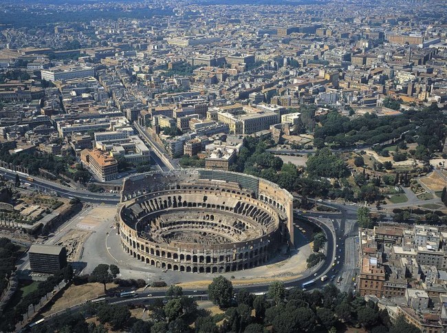 Mengagumi keindahan arsitektur berkarya seni tinggi, mana lagi kalau bukan Italia. Menara Pisa, Colosseum, hingga sungai Venice, banyak tujuan wisata ikonik ada di sini. Belum lagi makanan khas Italia yang super lezat. Foto: De Agostini/Getty Images