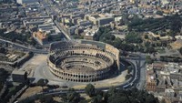 Colosseum yang menjadi arena gladiator itu terletak di Roma, Italia. De Agostini/Getty Images.