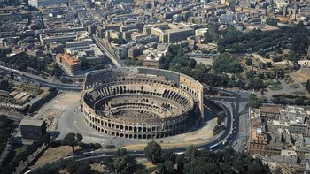 Potret salah satu bangunan bersejarah di Kota Roma, Italia, yaitu Colosseum. Di masa lalu, bangunan ini menjadi tempat bagi para gladiator bertarung lho. De Agostini/Getty Images.