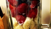 Making #banana #strawberry #blueberry #raspberry #yogurt #honey #smoothie, tulis Aji di keterangan foto. Dari unggahannya di Instagram sepertinya pria Arab ini memang hobi masak. Foto: Instagram ifalatas