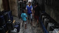 Minimal dalam sehari mereka mengeluarkan uang Rp 15.000 untuk membeli enam jeriken air bersih. 