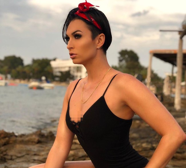 Wanita 25 tahun ini kerap menampilkan keseksian dalam balutan baju renang dan lingerie. Ia juga menunjukkan sisi edgy dengan potongan rambut pixie yang asimetris. Foto: Instagram/@zahraelise