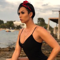 Wanita 25 tahun ini kerap menampilkan keseksian dalam balutan baju renang dan lingerie. Ia juga menunjukkan sisi edgy dengan potongan rambut pixie yang asimetris. Foto: Instagram/@zahraelise