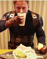 Mau Cepat Kurus? Tiru Gaya Makan Kocak 'Captain America' Ketika Diet 