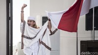 Habib Bahar bin Smith memegang bendera merah putih seusai menjalani sidang putusan. ANTARA FOTO/M Agung Rajasa.