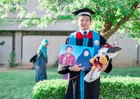 Amir Rusydi jadi viral setelah berbagi kisah haru saat dirinya hanya mampu membawa foto kedua orangtuanya di wisuda