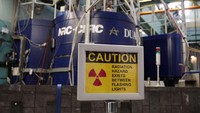 Reaktor nuklir yang dibangun di kawasan Ontario, Kanada, ini disebut sebagai reaktor nuklir pertama yang dibangun di luar Amerika Serikat. Rekator yang dibangun untuk melayani keperlian militer ini mengalami kegagalan pada 12 Desember 1952. Akibatnya, sebuah ledakan terjadi menghancurkan inti reaktor dan melepaskan tumpahan bahan bakar nuklir. Akibat kejadian itu, sekitar satu juta liter air yang terkontaminasi membanjiri ruang bawah tanah laboratorium tersebut. Istimewa/Chris Wattie/ Reuters.