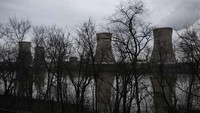 Pembangkit listrik tenaga nuklir di Three Mile Island, Amerika Serikat, mengalami kegagalan fungsi pada 28 Maret 1979. Kecelakaan itu terjadi akibat kegagalan fungsi pendingan yang menyebabkan beberapa bagian inti pembangkit meleleh di salah satu reaktor. Istimewa/Ernst/ Reuters.