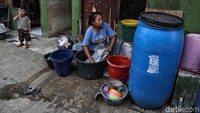 Air yang dibeli itu untuk kebutuhan mencuci hingga memasak.