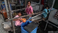 Untuk kebutuhan air minum dan memasak sehari-hari, warga menggunakan air yang mereka beli dari Palyja. 