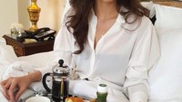 Buah-buahan hingga racikan kopi manual brew jadi salah satu menu sarapan favorit Manohara. Jangan gagal fokus ke wajah manisnya Manohara, ya. Foto: Instagram manodelia