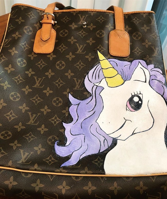 Dan inilah hasil karya seni So Mi. Mendapat lebih dari 670 ribu likes, karyanya itu juga tak lepas dari kritikan dan nyinyiran netizen. I want to be rich enough to paint my louis vuitton like that, tulis salah satu netizen yang nyinyir. Foto: Instagram @somsomi0309