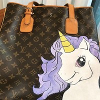 Dan inilah hasil karya seni So Mi. Mendapat lebih dari 670 ribu likes, karyanya itu juga tak lepas dari kritikan dan nyinyiran netizen. I want to be rich enough to paint my louis vuitton like that, tulis salah satu netizen yang nyinyir. Foto: Instagram @somsomi0309