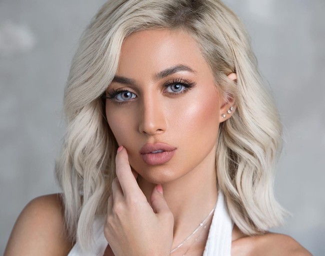 Rozana pindah dari Arab Saudi ke Amerika Serikat untuk belajar desain interior. Namun di negeri Paman Sam dia malah menemukan passion-nya yang lain di dunia fashion dan kecantikan. Semua itu terjadi setelah dia terlibat dalam serangkaian fashion show. Foto: instagram @model_roz