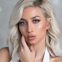 Rozana pindah dari Arab Saudi ke Amerika Serikat untuk belajar desain interior. Namun di negeri Paman Sam dia malah menemukan passion-nya yang lain di dunia fashion dan kecantikan. Semua itu terjadi setelah dia terlibat dalam serangkaian fashion show. Foto: instagram @model_roz