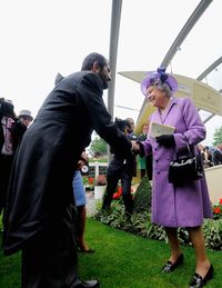 Sheikh Mohammed bersalaman dengan Ratu Elizabeth II di Royal Ascot 2013.