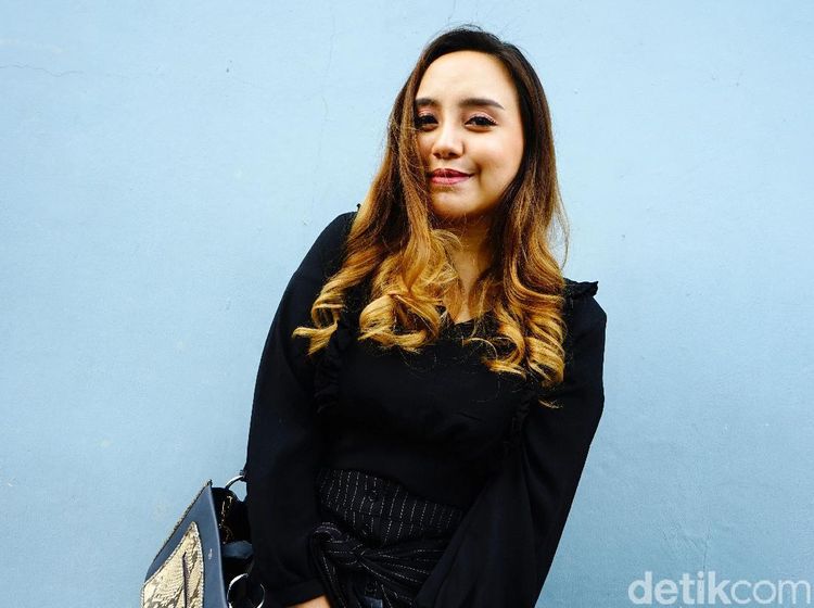 Rambut Tersapu Angin, Salmafina Sunan Cerita soal Pria Idamannya