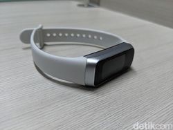 Unboxing Galaxy Fit, Gelang Pintar Samsung Pesaing Mi Band 4