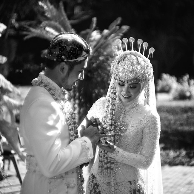 Kakak Iqbaal, Fildza Hasnamudhia, dinikahi kekasihnya Ahmad Adisajjana dalam acara pernikahan yang digelar dengan tema outdoor. Foto: Instagram @iqbaal.e, Instagram @danikadaviscamakeup