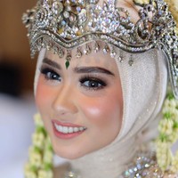 Makeup artist Danika Davisca tetap bisa membuat Fildza Hasnamudhia tampil memesona sebagai pengantin tanpa mencukur alis sang mempelai wanita. Tampak alis kakak Iqbaal Ramadhan ini tetap terlihat natural. Foto: Instagram @iqbaal.e, Instagram @danikadaviscamakeup