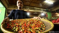 Kenaikan harga cabai tersebut membuat banyak pembeli menurunkan intensitas pembelian cabai.