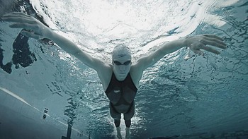 Ilmuwan NASA diberi tugas untuk membuat pakaian renang anti terseret arus yang pernah ada untuk kebutuhan astronot, dan mereka berhasil membuatnya. Kini pakaian renang itu dilarang di hampir setiap kompetisi renang. Foto: via Brainberries