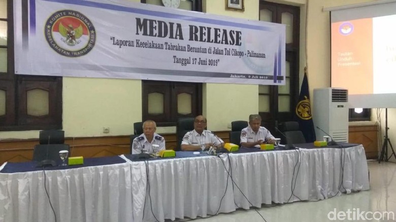 KNKT Harap Perusahaan Terapkan Sanksi bagi Sopir Bus yang Main HP KNKT Harap Perusahaan Terapkan Sanksi bagi Sopir Bus yang Main HP