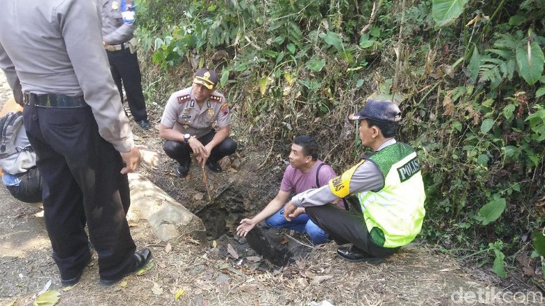 Ada Pensil Alis dan Pinset di Dekat Potongan Kepala Gosong di Banyumas Ada Pensil Alis dan Pinset di Dekat Potongan Kepala Gosong di Banyumas