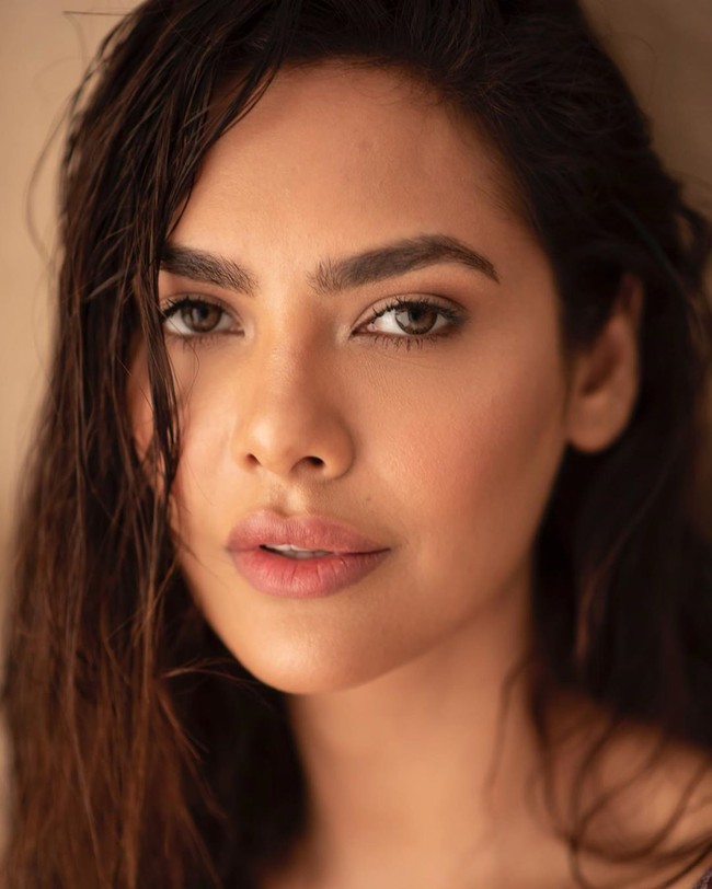 Baru-baru ini aktris Bollywood Esha Gupta mendapat banyak kritikan setelah berbagi cerita di Twitter tentang bagaimana dirinya merasa tidak nyaman dengan tatapan pria. Ia pun menuliskan merasa diperkosa karena tatapan pria tersebut. Foto: Instagram @egupta