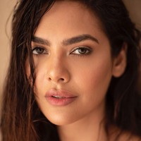 Baru-baru ini aktris Bollywood Esha Gupta mendapat banyak kritikan setelah berbagi cerita di Twitter tentang bagaimana dirinya merasa tidak nyaman dengan tatapan pria. Ia pun menuliskan merasa diperkosa karena tatapan pria tersebut. Foto: Instagram @egupta