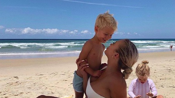 Lihatlah gayanya saat ke pantai bersama dua buah hatinya. (tammyhembrow/Instagram)