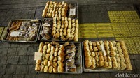 Beragam roti dengan aneka rasa siap didistribusikan ke berbagai kawasan di Jakarta oleh para penjualnya menggunakan gerobak mereka yang khas.
