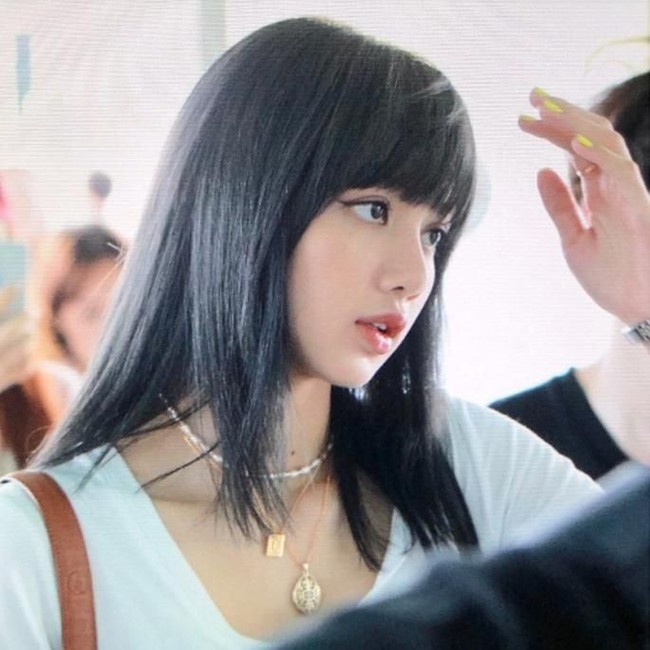 Lisa tertangkap kamera saat berada di bandara Incheon, Korea Selatan, untuk terbang ke Thailand. BLACKPINK dijadwalkan menggelar konser tur dunianya di sana yang berjudul “BLACKPINK 2019 WORLD TOUR [IN YOUR AREA] BANGKOK: ENCORE”. Namun seperti diberitakan Koreaboo, ia memilih berangkat lebih awal agar bisa menghabiskan waktu lebih lama bersama keluarganya. Foto: Dok. Koreaboo