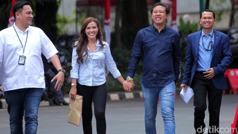Pablo Benua Laporkan Fairuz-Hotman Paris soal Ikan Asin, Ditolak Polisi Pablo Benua Laporkan Fairuz-Hotman Paris soal Ikan Asin, Ditolak Polisi