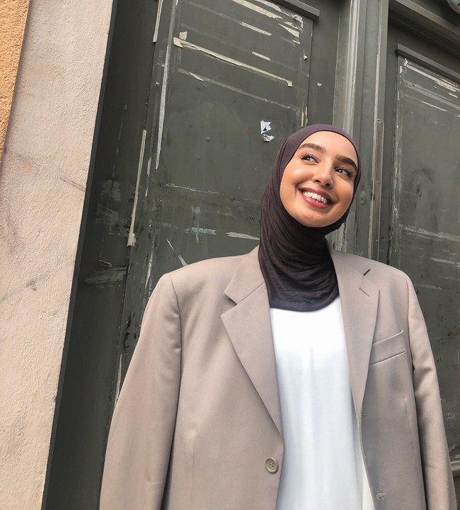 Imane Alasry merupakan hijabers yang berbasis di Stockholm, Swedia. Melalui akun Instagram @fashionwithfaith, Imane berbagi inspirasi gaya hijab yang sebagian besar berwarna netral dan minimalis kepada lebih dari 155 ribu followers-nya. Foto: Instagram @fashionwithfaith