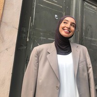 Imane Alasry merupakan hijabers yang berbasis di Stockholm, Swedia. Melalui akun Instagram @fashionwithfaith, Imane berbagi inspirasi gaya hijab yang sebagian besar berwarna netral dan minimalis kepada lebih dari 155 ribu followers-nya. Foto: Instagram @fashionwithfaith