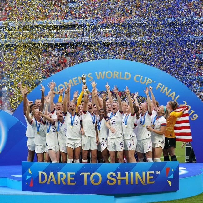 Masalah kesenjangan gaji memang telah lama dituntut para pemain bola wanita AS. Mereka pun telah menuntut secara hukum Federasi Sepak Bola AS akan masalah ini. Sesaat setelah AS menang atas Belanda pada final Piala Dunia 2019, para penonton pun mulai neriakkan kesetaraan gaji sebagai bentuk solidaritas mereka. Foto: Instagram @mrapinoe