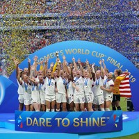 Masalah kesenjangan gaji memang telah lama dituntut para pemain bola wanita AS. Mereka pun telah menuntut secara hukum Federasi Sepak Bola AS akan masalah ini. Sesaat setelah AS menang atas Belanda pada final Piala Dunia 2019, para penonton pun mulai neriakkan kesetaraan gaji sebagai bentuk solidaritas mereka. Foto: Instagram @mrapinoe