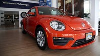 Mobil anyar Volkswagen terpajang di sebuah showroom di California 9 Juli 2019. Justin Sullivan/Getty Images.