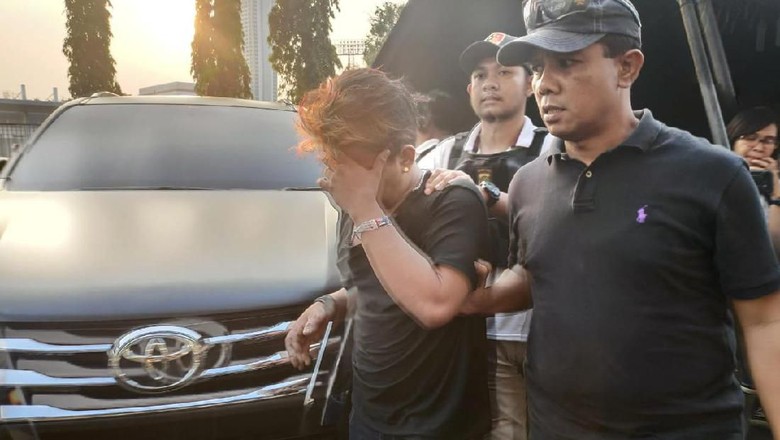 Polisi Tangkap Pria Diduga Copet di Tengah Laga Persija Vs Persib Polisi Tangkap Pria Diduga Copet di Tengah Laga Persija Vs Persib