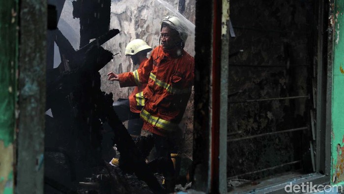 Walkot Jaksel Datangi Pengungsi Korban Kebakaran di Tebet