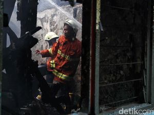 Walkot Jaksel Datangi Pengungsi Korban Kebakaran di Tebet