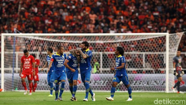 Persija Jakarta bermain imbang 1-1 dengan Persib Bandung di pekan ketujuh Liga 1 2019 di Stadion Utama Gelora Bung Karno, Senayan, Jakarta Selatan, Rabu (10/7/2019). Sempat unggul lewat Marko Simic, Macan Kemayoran dibobol Artur Gevorkyan.