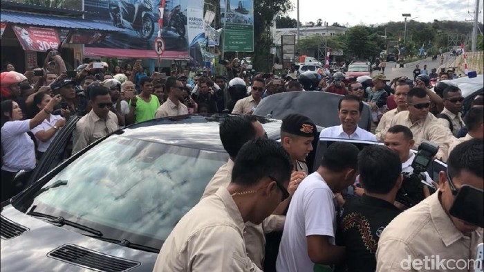 Sapa Warga di Labuan Bajo, Jokowi Bagi-bagi Kaus dan Buku