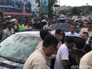 Sapa Warga di Labuan Bajo, Jokowi Bagi-bagi Kaus dan Buku