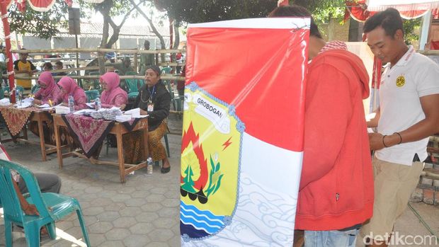 Maju Pilkades di Grobogan, Pasutri Ini Berdandan Bak Mempelai