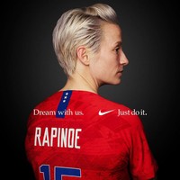 Ini liar tapi aku sekarang punya lebih banyak kemampuan dari pada kebanyakan atlet pira karena mereka tidak perlu memikirkan apapun dan mereka tidak memikir apapun. Dari usia 14 hingga 15, pria-pria ini tidak berpikir atau mereka harus berpikir mengenai hal lain selain menjadi pemain bola yang baik. Itu pekerjaan mereka, ini fokus utama mereka, ungkapnya dilansir Washington Post. Foto: Instagram @mrapinoe