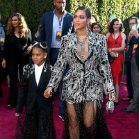 Lama tak muncul di karpet merah, Beyonce kembali menunjukkan batang hidungnya. Kali ini, ia menghadiri pemutaran perdana The Lion King di Hollywood, California, AS, Selasa (9/7/2019. Tak sendiri, istri rapper Jay Z itu datang bersama sang putri, Blue Ivy. (Foto: Getty Images)